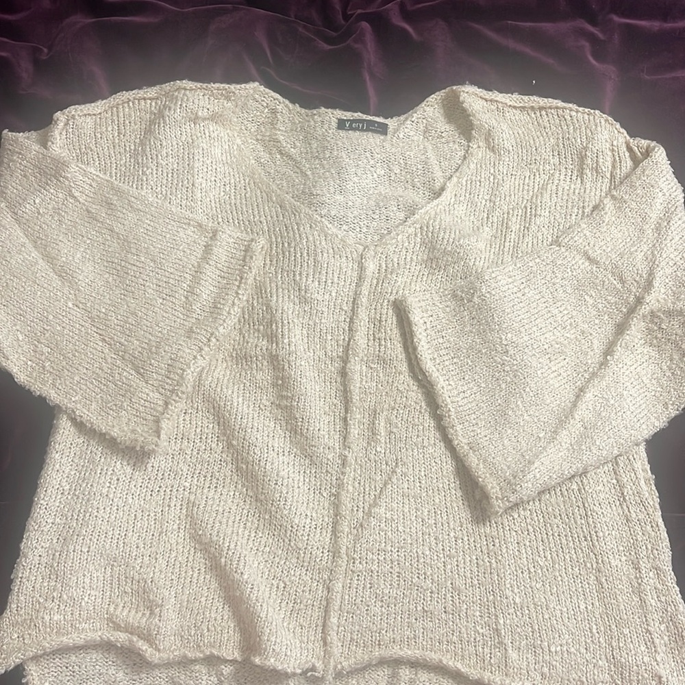 Very J sz small cream v neck sweater bell sleeve